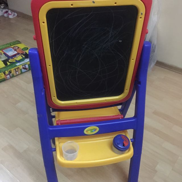 Crayola Easel Board, Babies & Kids, Baby Nursery & Kids Furniture, Kids
