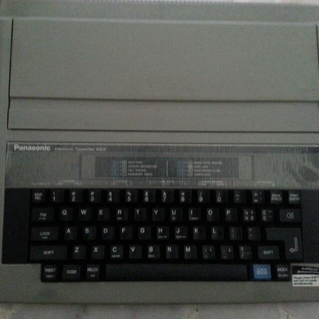 Functioning Anitque Typewriter (Category: Vintage Collectibles) located in Singapore. Submitted by clone_warrior (Listing ID 12306936, Image 3). Description: .
