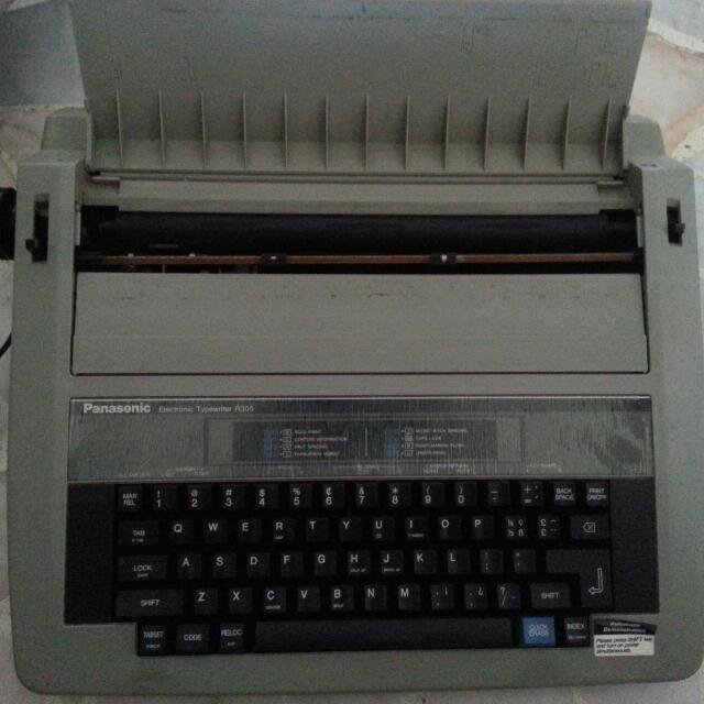 Functioning Anitque Typewriter (Category: Vintage Collectibles) located in Singapore. Submitted by clone_warrior (Listing ID 12306936, Image 1). Description: .