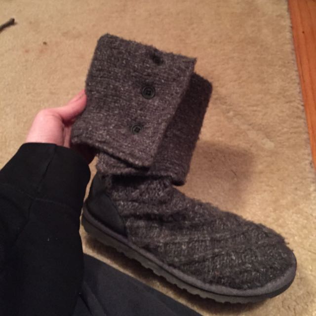 Grey sweater deals ugg boots