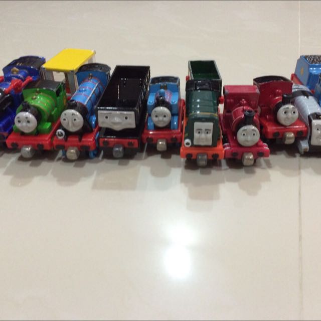 b toys train set