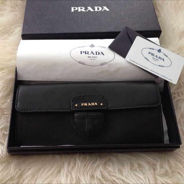 prada wallet inside