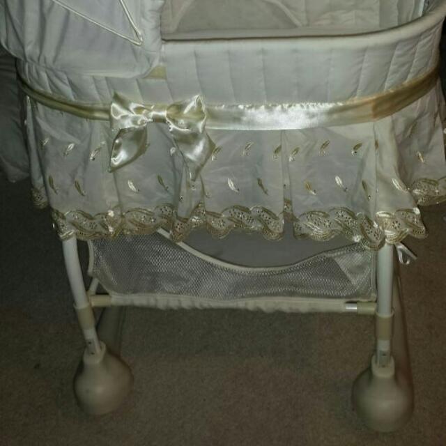 Kolcraft cuddle n care rocking bassinet top