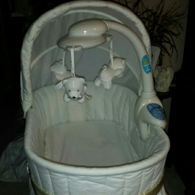 Kolcraft Cuddle n Care Rocking Bassinet