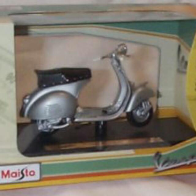 MAISTO 1:18- Vespa 150 GS (1958) - silver