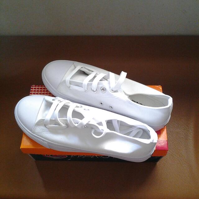 BN French Star School Shoes Size 44 