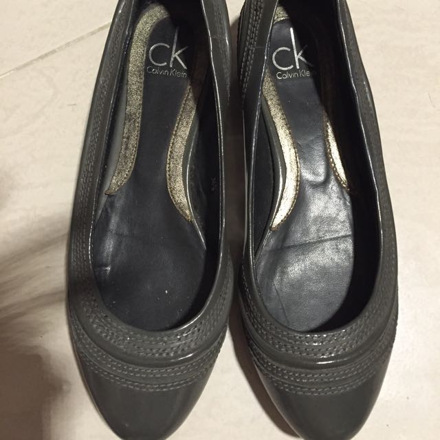 calvin klein grey pumps