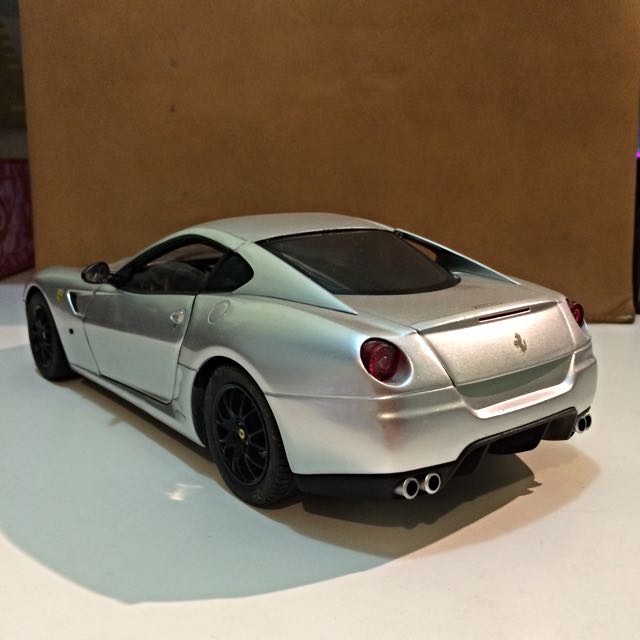 1/18 Hotwheels Elite Ferrari 599 GTB (Silver), Hobbies