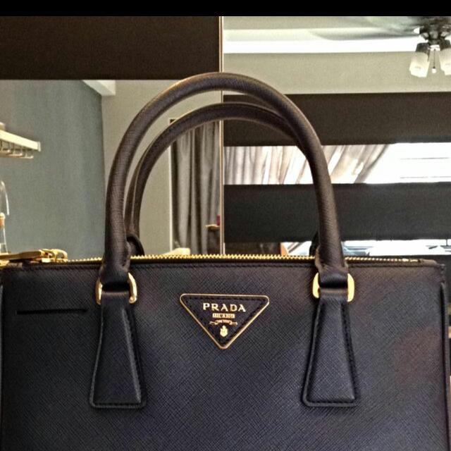 Prada (Category: Purses & Pouches) located in Singapore. Submitted by xxchaaxx (Listing ID 14213434, Image 3). Description: .