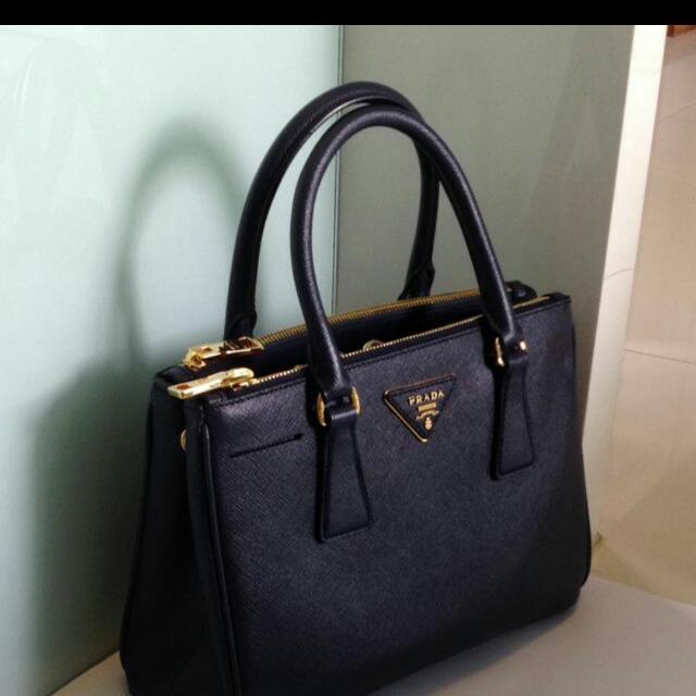 Prada (Category: Purses & Pouches) located in Singapore. Submitted by xxchaaxx (Listing ID 14213434, Image 2). Description: .