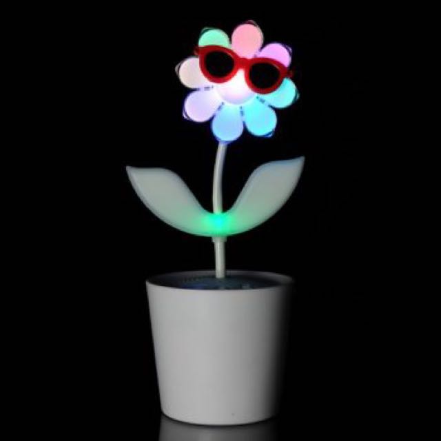TAKARA Tomy Flower Rock Speakers With Dancing Flower And Light, Sports Equipment, Exercise