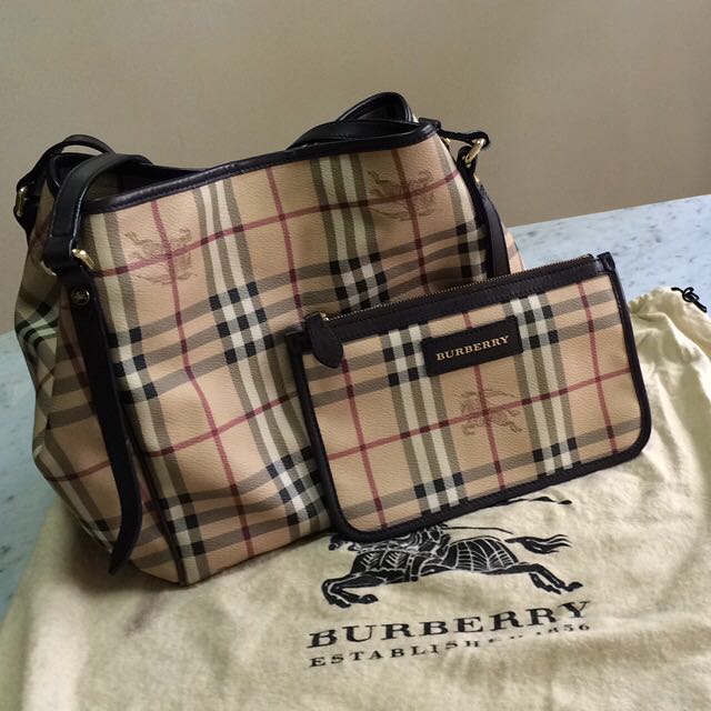 Fast Deal 500 Burberry Tote almost New Luxury Bags Wallets