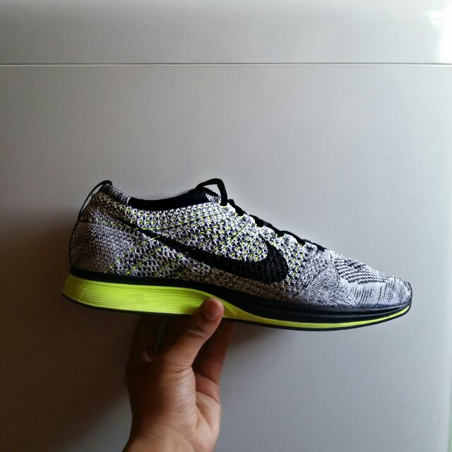 nike flyknit racer oreo volt