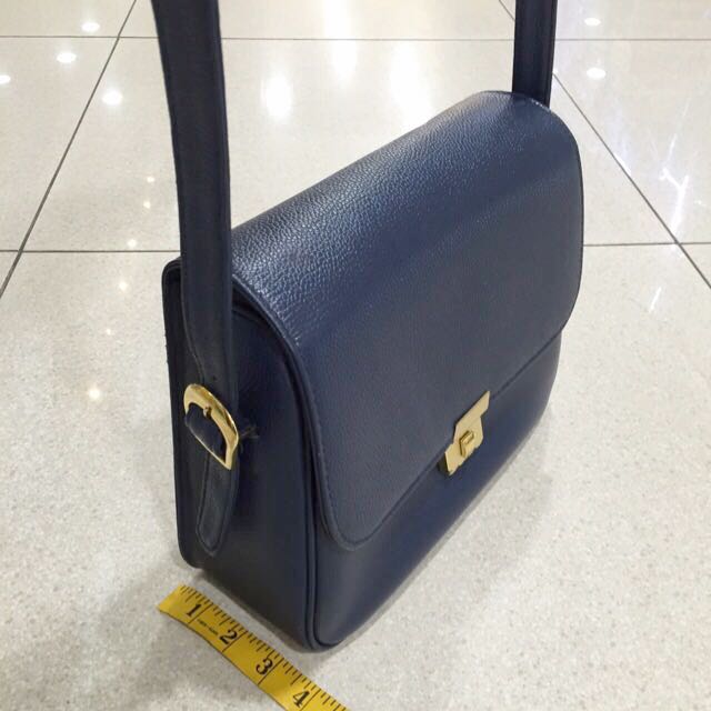 Sia stewardess sling bag top
