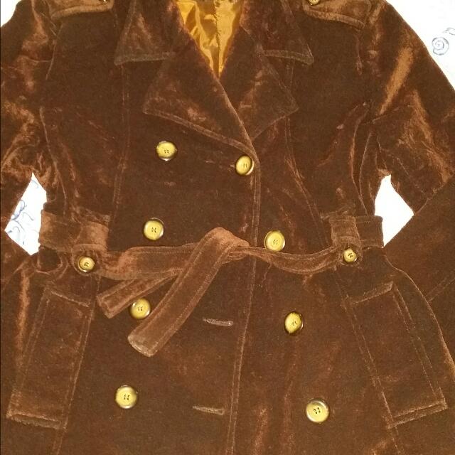 Winter Jacket (Category: Coats, Jackets and Outerwear) located in Singapore. Submitted by lyn8218 (Listing ID 14996019, Image 3). Description: In perfect condition. Wore once only in HK. Thick velvet in deep dark brown color. Suitable for M to L ladies. .