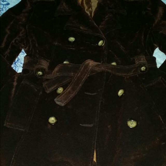 Winter Jacket (Category: Coats, Jackets and Outerwear) located in Singapore. Submitted by lyn8218 (Listing ID 14996019, Image 2). Description: In perfect condition. Wore once only in HK. Thick velvet in deep dark brown color. Suitable for M to L ladies. .