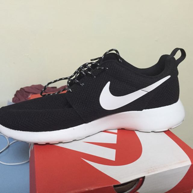 Nike roshe black and white price clearance