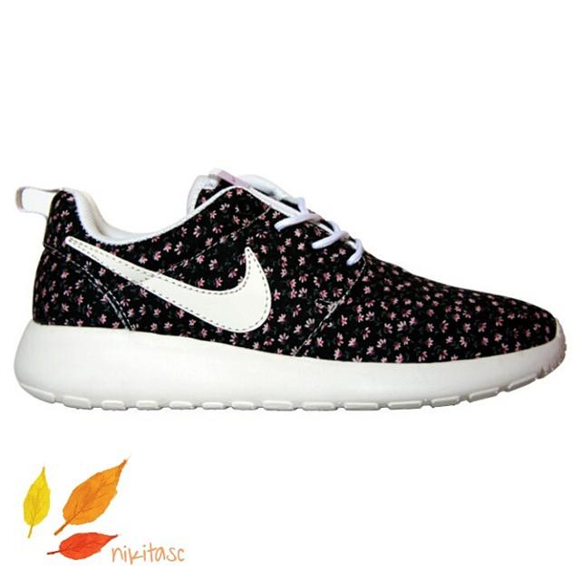 nike roshe run flower