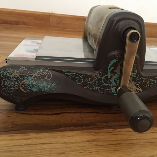 Sizzix BIGkick Machine (Vintaj Special edition) & 3 Embossing Folders