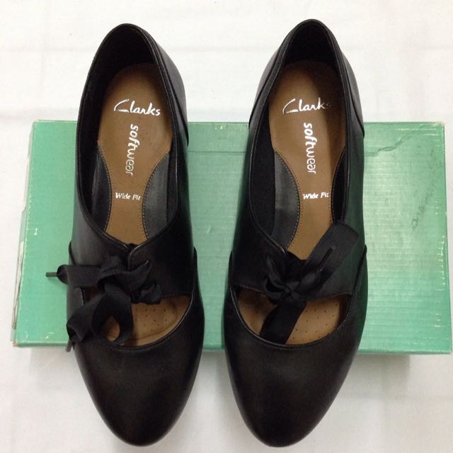 REDUCED Clarks Cavier Toast Flats
