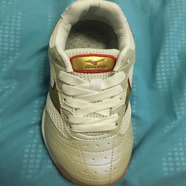 Mizuno badminton shoes hotsell 2015