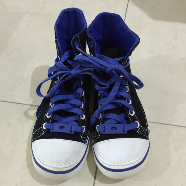 j4 crocs size