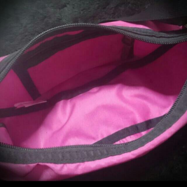 Gregory (Category: Sling Bags) located in Singapore. Submitted by stepgerek (Listing ID 15935685, Image 2). Description: .