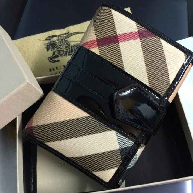 Burberry Wallet, Women's Fashion, Bags & Wallets, Wallets & Card holders on  Carousell