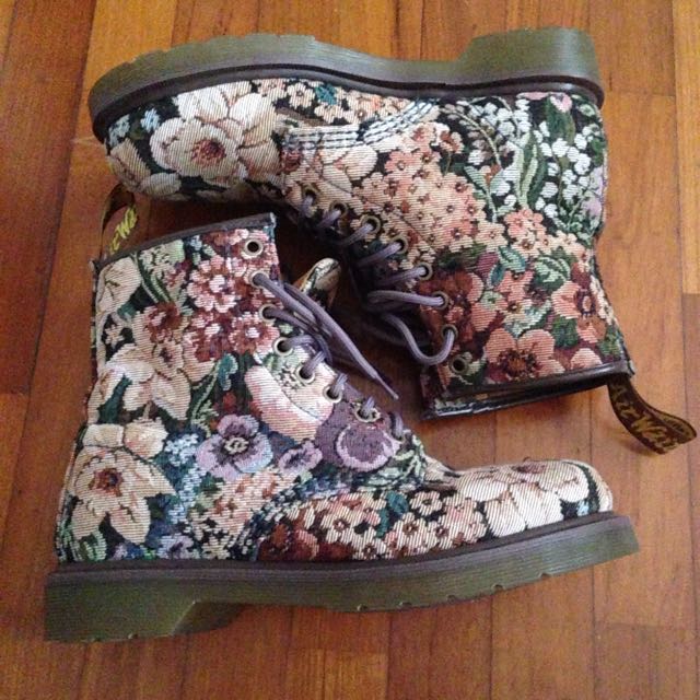 Dr Martens Castel 1460, Women's Fashion, Footwear, Boots on Carousell