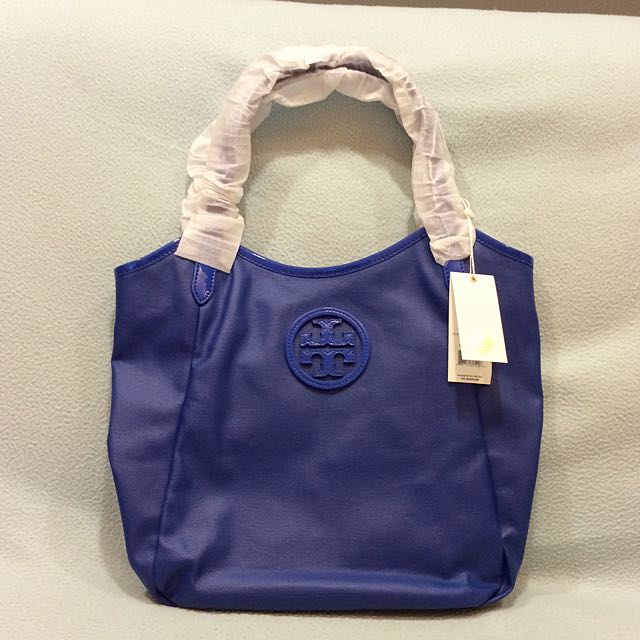 Authentic Tory Burch Dipped Canvas Stacked Logo NS Tote Bag, Luxury on  Carousell