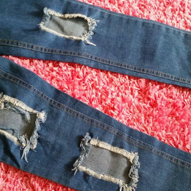 BNWT SHREDDED JEANS, Women's Fashion, Bottoms, Jeans & Leggings on