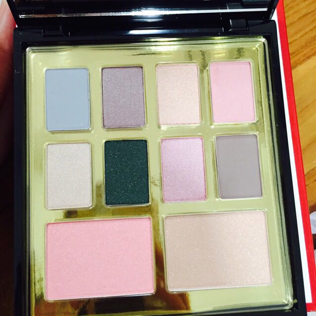 ELIZABETH ARDEN makeup kit with lip gloss, Beauty & Personal Care, Face