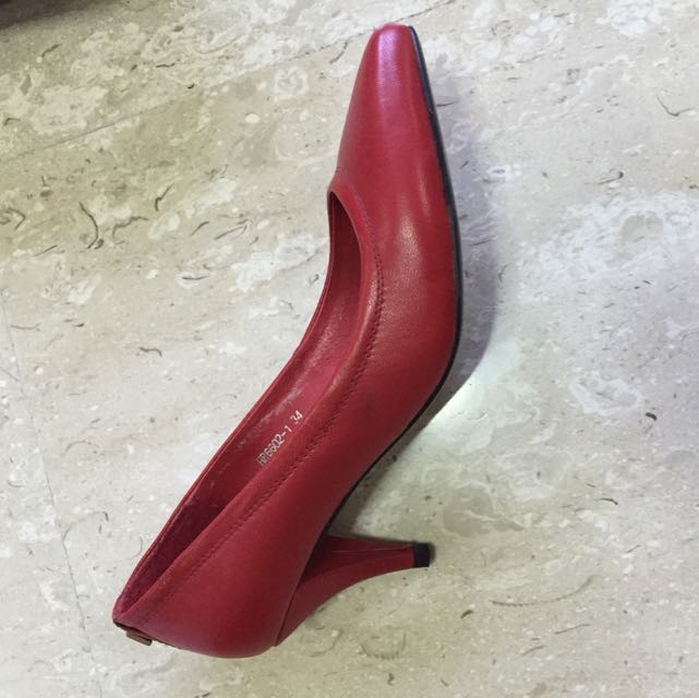 Red on sale kitten heels