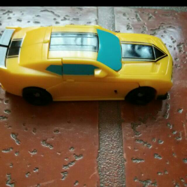 Transformers Bumblebee (Category: Toy Figures) located in Singapore. Submitted by brown_cony (Listing ID 16508317, Image 2). Description: Brand new condition, no package. Condition 10/10 If interested PM mi.