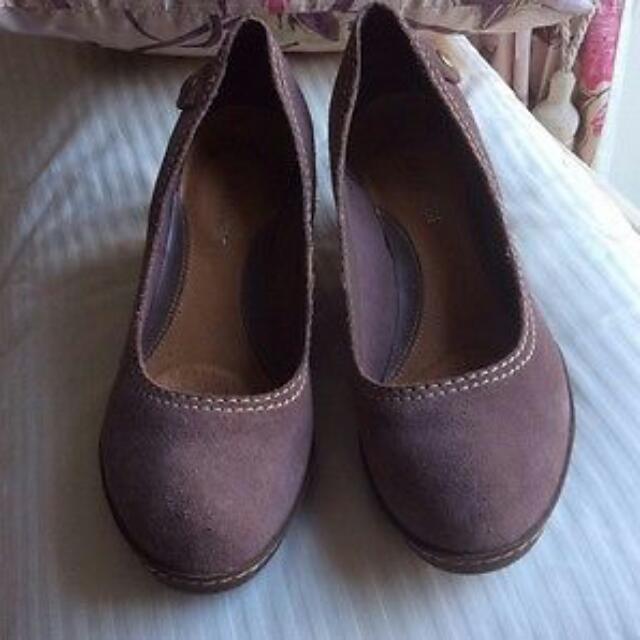 CLARKS SOFTWEAR TAUPE SIZE 6 SUEDE LEATHER WEDGE COURT SHOES