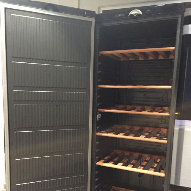 Vintec Wine Fridge Single Temperature, TV & Home Appliances, Kitchen