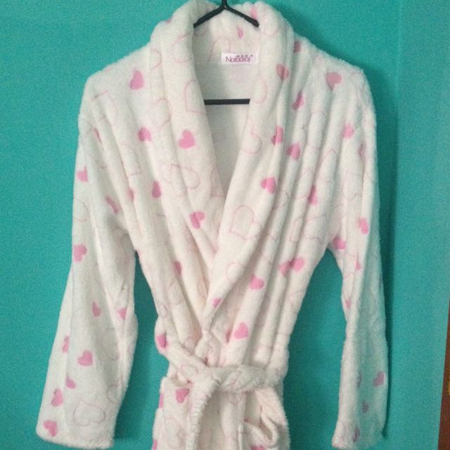 Bathrobe (Category: New Undergarments & Loungewear) located in Singapore. Submitted by coolturtle_a6d10b (Listing ID 17912287, Image 2). Description: .