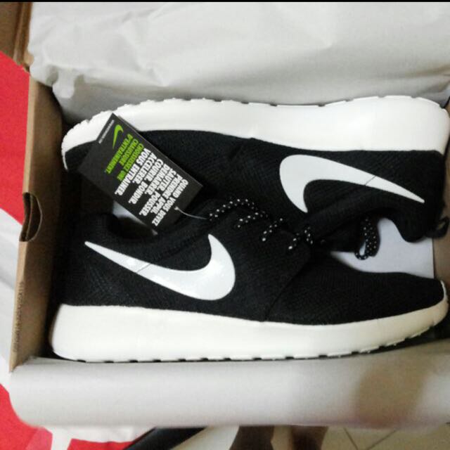 Nike Roshe Run Black White