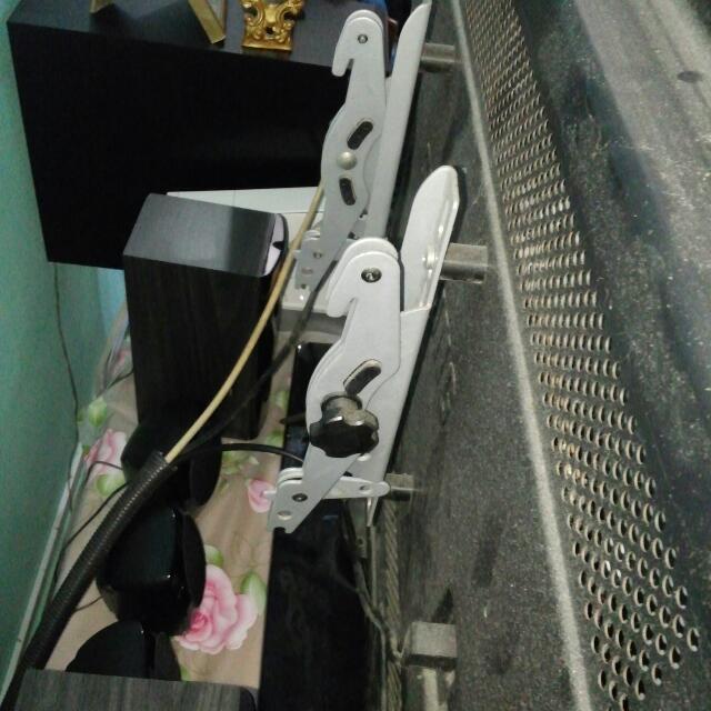 Wall Mount Bracket (Category: Cables & Adaptors) located in Singapore. Submitted by fadilioz (Listing ID 18552371, Image 1). Description: .