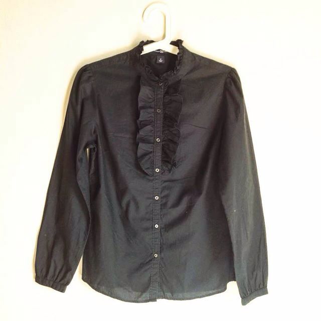 gap black blouse