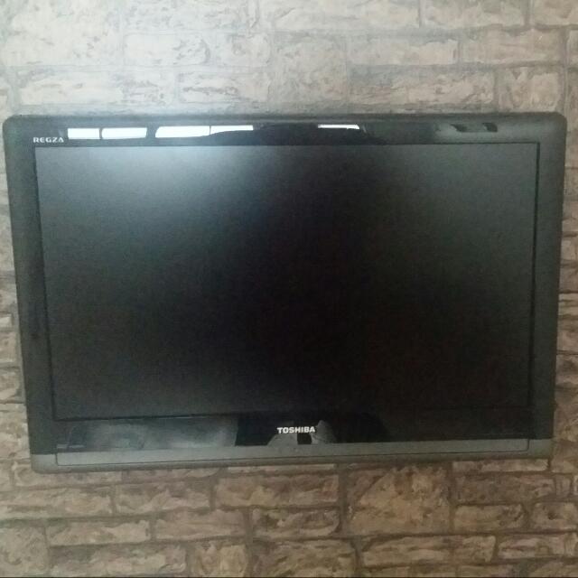 32" TOSHIBA LCD TV, Furniture & Home Living, Furniture, TV Consoles on ...