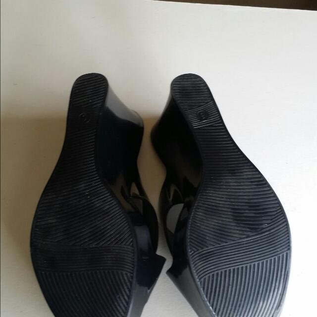 Mondo Shoes, Women's Fashion, Footwear, Sneakers on Carousell