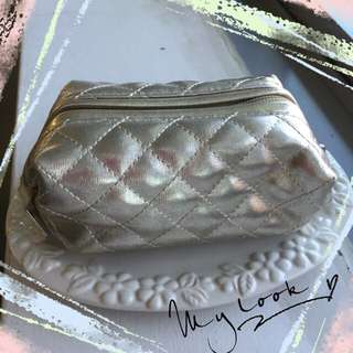 拿出來就贏了💪🏻Mina香檳金🌟化妝包👝