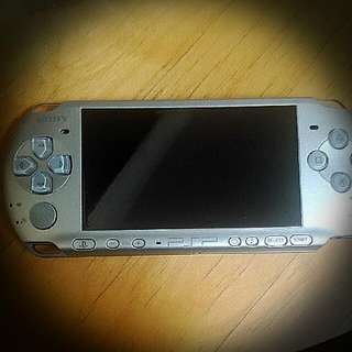 PSP 3007,有灌遊戲，銀色，盒子不在了，附充電器