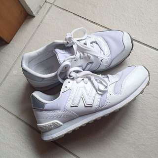 白色new Balance 23.5號