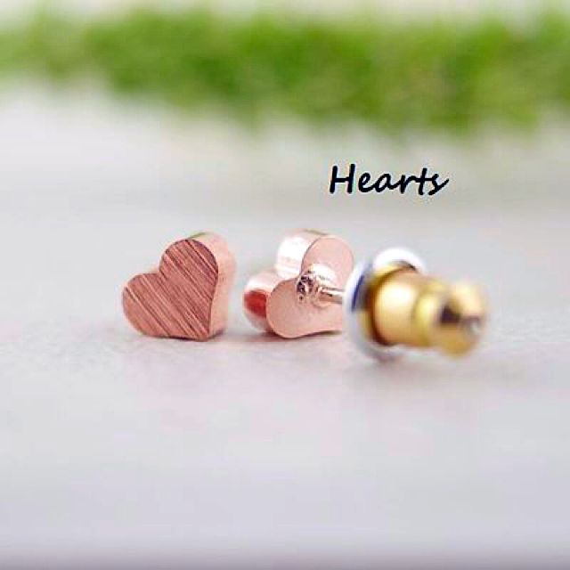 Tiny Hearts Studs (Category: Earrings) located in Singapore. Submitted by almightypoink (Listing ID 19805663, Image 1). Description: .