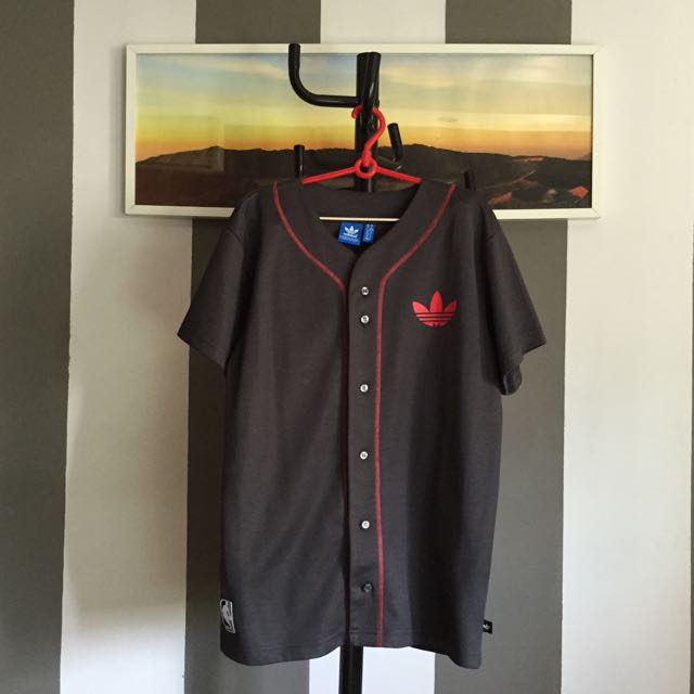 grey and red baseball jersey
