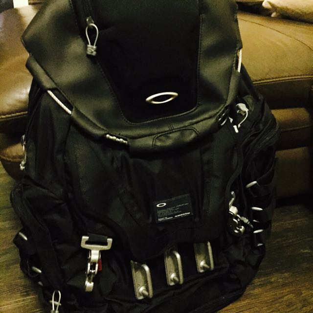 Oakley Kitchen Sink Bag 34 L, Furniture & Home Living, Kitchenware