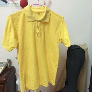 黃女生Polo衫