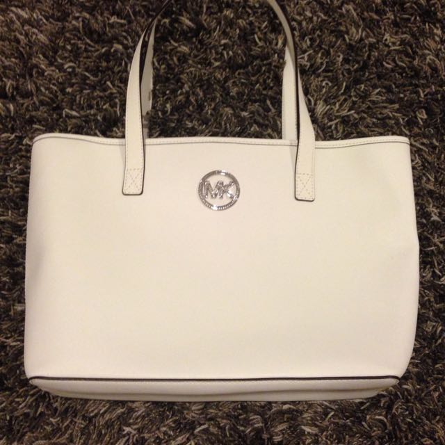 Michael Kors Voyager Large Tote Bag in Saffiano Leather with Top Zip  Closure, Luxury, Bags & Wallets on Carousell